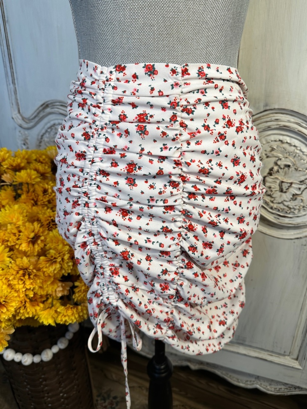 Tiger Mist Ruched White Ditsy Floral Mini Skirt - Picture 2 of 8